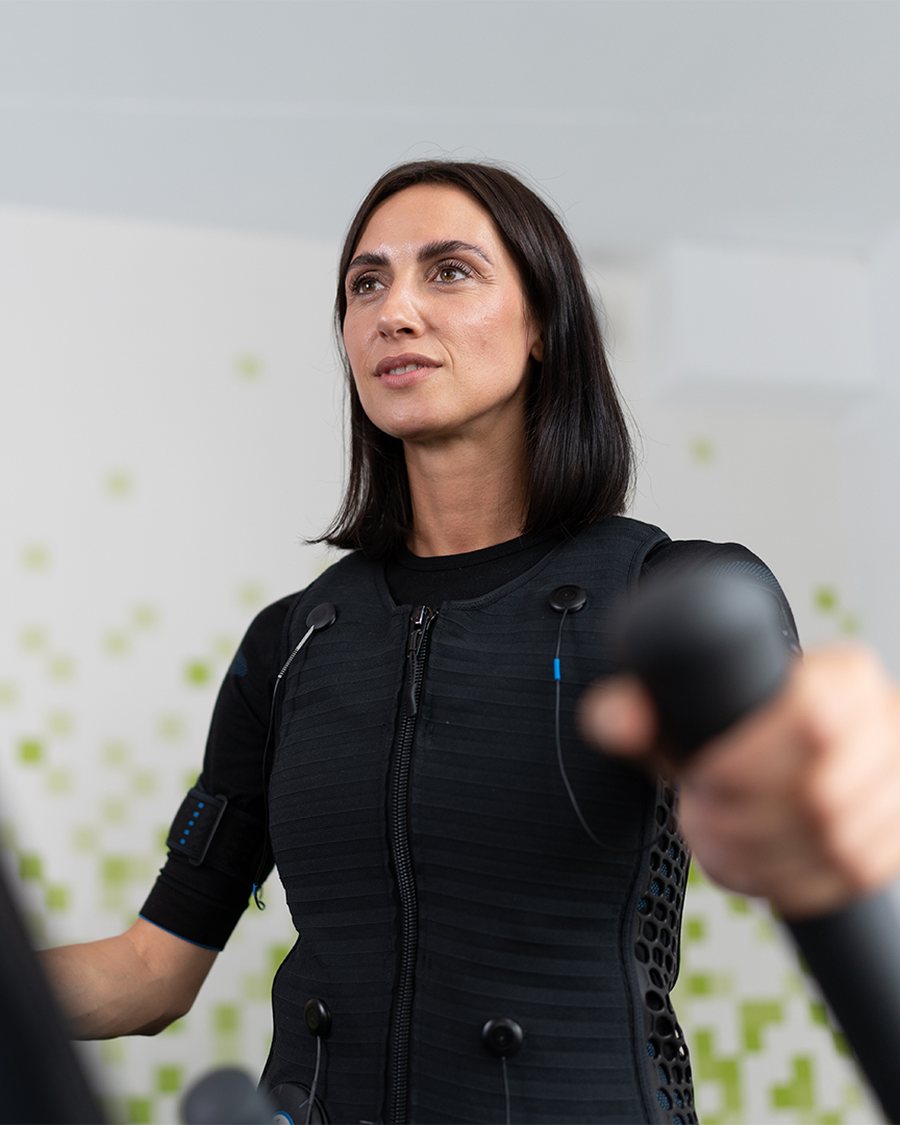 Frau beim EMS-Training am Crosstrainer
